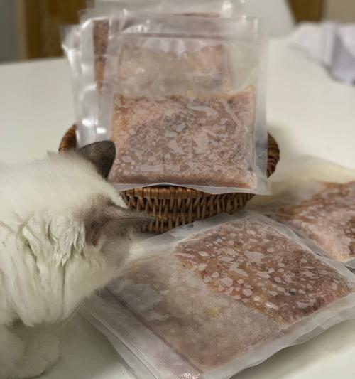 养猫新手必读！英国短毛猫二个月应该吃什么？（探索适合二个月大英国短毛猫的饮食方案）