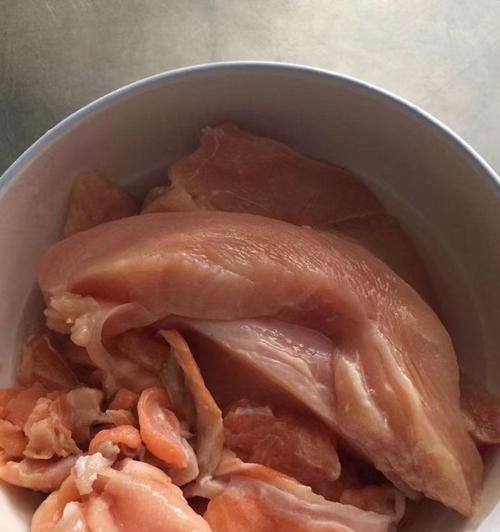 狗狗不能吃的肉有哪些？（了解狗狗的饮食禁忌，守护它们的健康）